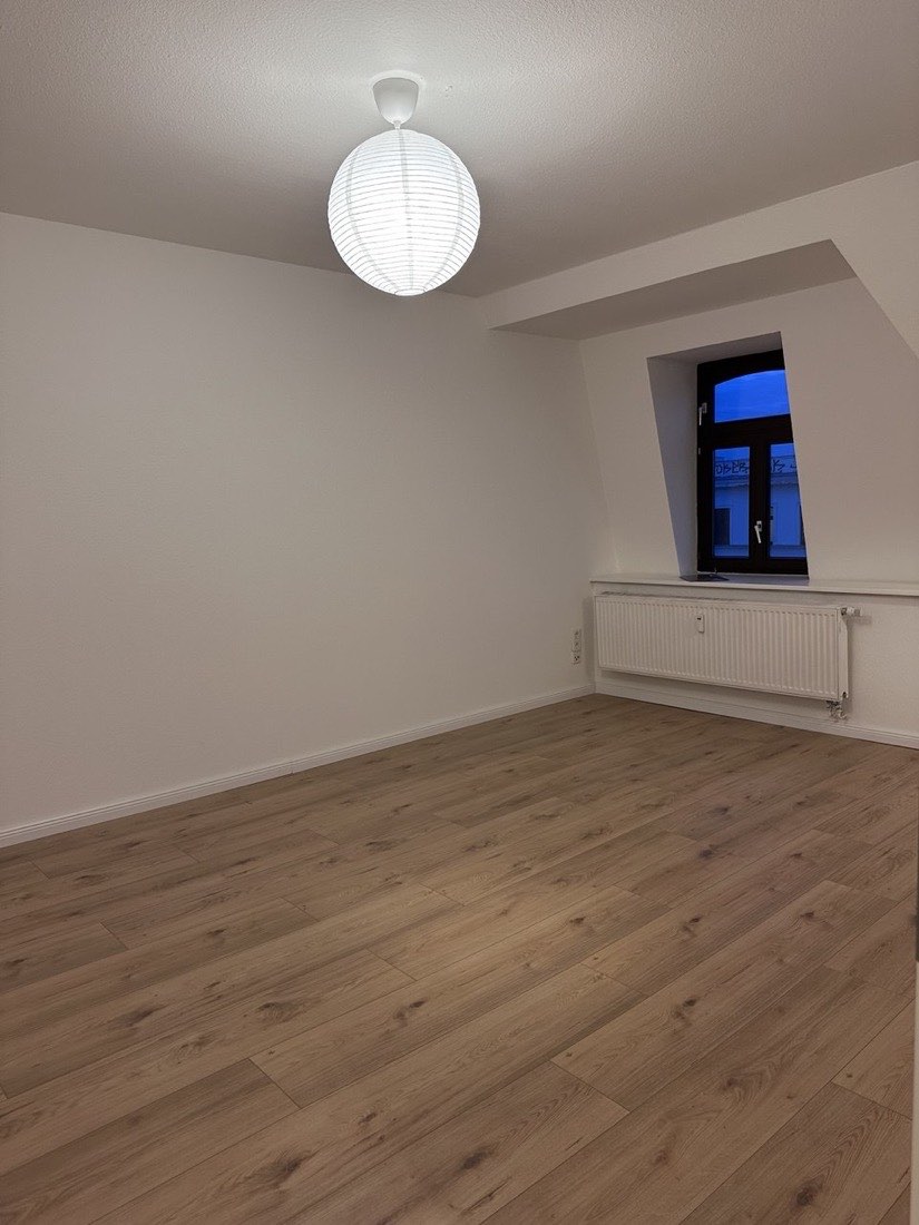 Wohnungsrenovierung Leipzig nachher – Laminat und Anstricharbeiten